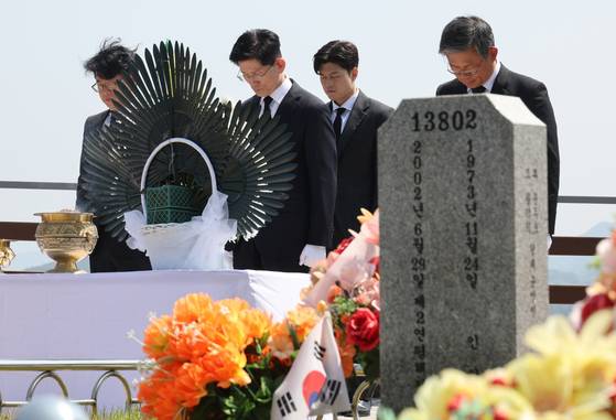 김문수 국민의힘 대선 후보가 12일 국립대전현충원 제2연평해전·연평도 포격전 전사자 묘역을 찾아 참배하고 있다. 〈사진=연합뉴스〉