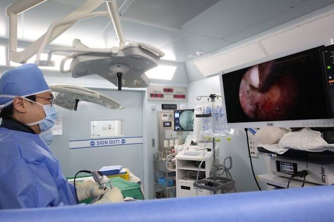 정윤교 강남나누리병원 척추내시경센터 부장(왼쪽)이 양방향 척추내시경 치료를 하고 있다. [사진=나누리병원]