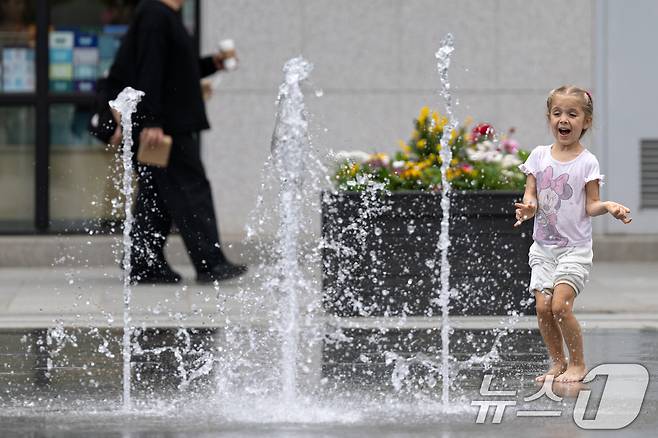 서울 세종대로 광화문광장 바닥분수에서 외국인 어린이가 더위를 식히고 있다. 2025.4.21/뉴스1 ⓒ News1 이승배 기자