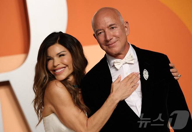 제프 베이조스와 로렌 산체스 (Photo by Michael Tran / AFP) ⓒ AFP=뉴스1