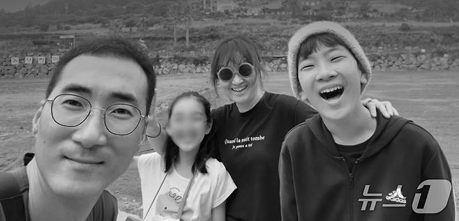 2022년 12월 강원 강릉에서 발생한 차량 급발진 의심사고로 숨진 이도현군(사진 오른쪽)과 아버지 이상훈씨(사진 왼쪽) 와 동생, 어머니.(이상훈씨 제공, 재판매 및 DB 금지)