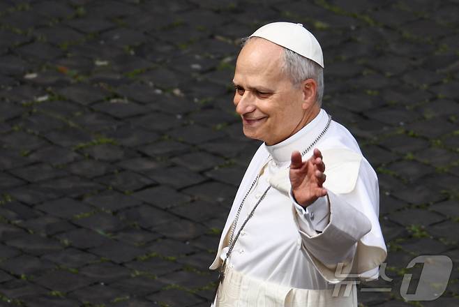 11일(현지시간) 레오 14세 교황이 바티칸 성 베드로 대성당에서 신자들에게 손을 흔들고 있다. 2025.05.11 ⓒ 로이터=뉴스1 ⓒ News1 정지윤 기자