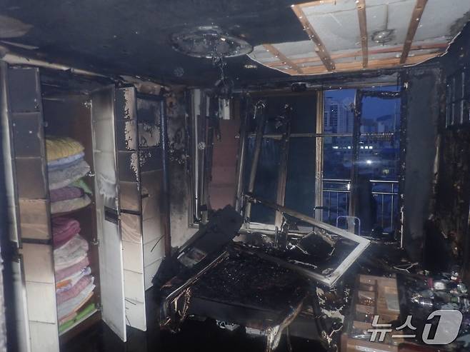 12일 오전 부산 연제구 거제동 아파트 화재 현장.(부산소방재난본부 제공. 재판매 및 DB 금지)