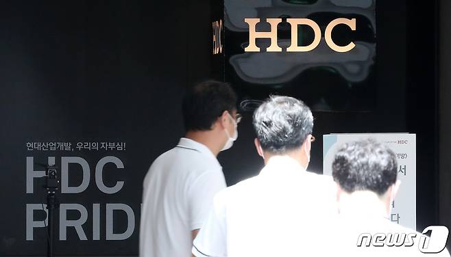 광주 동구 학동 재개발사업 4구역 5층 건물 붕괴 참사를 수사 중인 경찰이 서울 용산구 현대산업개발(HDC) 본사를 압수수색하는 모습. ⓒ News1 김진환 기자