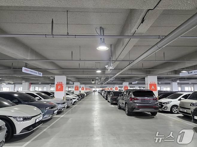 8일 경기도 부천의 중고차매매단지 5층에 자리한 롯데렌탈 T카 부천점 전시장 모습. 400대의 차량을 주차할 수 있는 5층 전층을 롯데렌탈 중고차 소매 전문 브랜드 T카가 사용하고 있다. 2025.05.08/뉴스1 김성식 기자