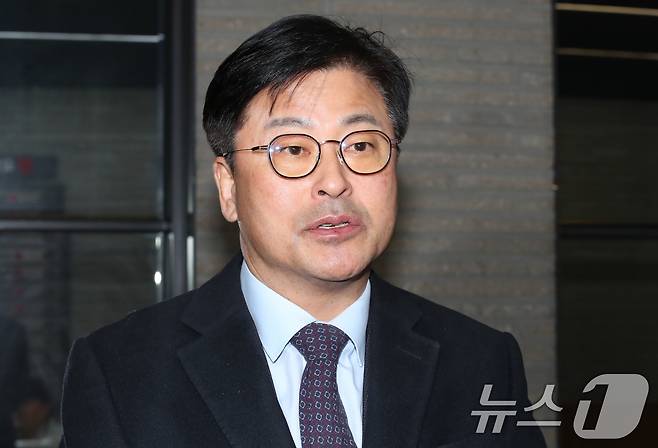 김종혁 국민의힘 원외 당협위원장협의회장이 13일 오후 서울 여의도 국민의힘 중앙당사에서 열린 원외당협위원장 협의회에 참석하며 취재진 질문에 답하고 있다. 2024.12.13/뉴스1 ⓒ News1 박세연 기자