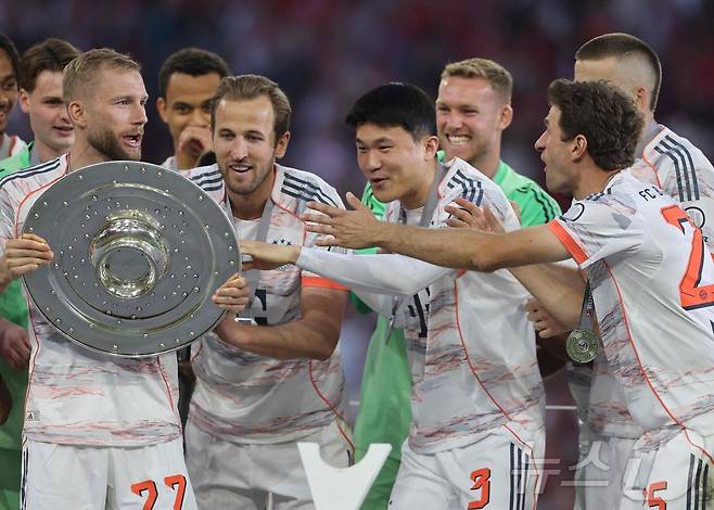 분데스리가 우승 세리머니를 하는 김민재(가운데) ⓒ AFP=뉴스1