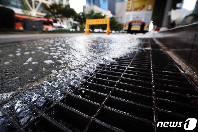 서울 서초대로에 빗물받이에 물이 흐르고 있다. 2022.8.12/뉴스1 ⓒ News1 황기선 기자