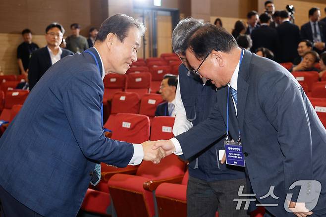 권오을 국민대통합위원장(왼쪽)과 김부겸 총괄선대위원장이 30일 오후 서울 여의도 국회 의원회관에서 열린 더불어민주당 제21대 대통령선거 중앙선거대책위원회 출범식에 참석해 악수하고 있다. 2025.4.30/뉴스1 ⓒ News1 안은나 기자