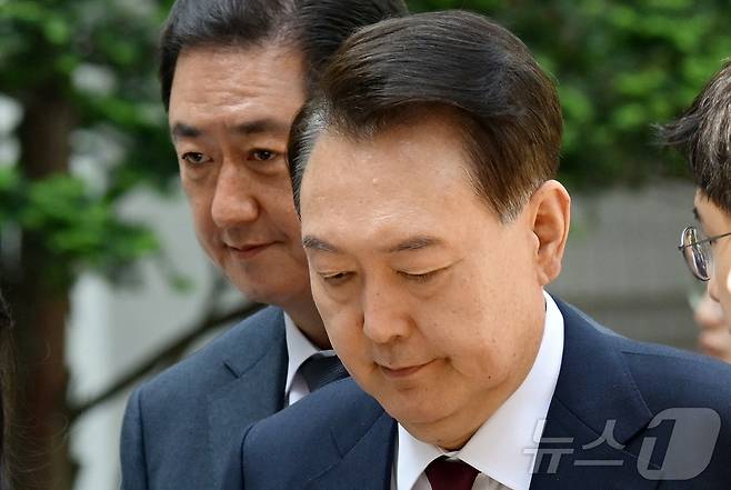 윤석열 전 대통령이 12일 오전 서울 서초구 중앙지방법원에서 열린 내란 우두머리 혐의, 직권남용 권리행사방해 혐의 사건 3차 공판에 출석하고 있다. 2025.5.12/뉴스1 ⓒ News1 사진공동취재단
