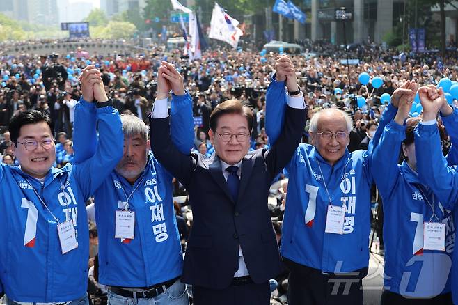 이재명 더불어민주당 대통령 후보가 12일 오전 서울 중구 청계광장에서 '빛의 혁명' 광화문 유세 시작을 알리며 공동선대위원장들과 기념 촬영하고 있다. (공동취재) 2025.5.12/뉴스1 ⓒ News1 안은나 기자