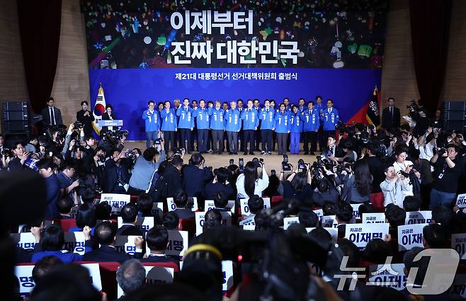 이재명 더불어민주당 대선 후보가 30일 서울 여의도 국회 의원회관에서 열린 '제21대 대통령선거 중앙선거대책위원회 출범식'에서 박찬대, 윤여준 상임 총괄선대위원장 등 참석자들과 선대위복을 입고 기념촬영을 하고 있다.(자료사진)2025.4.30/뉴스1 ⓒ News1 김민지 기자