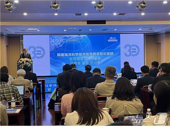 이희승 한국해양과학기술원 원장이 12일 한·중 해양과학공동연구센터 설립 30주년 기념식에서 축사를 하고 있다.(한국해양과학기술원 제공)