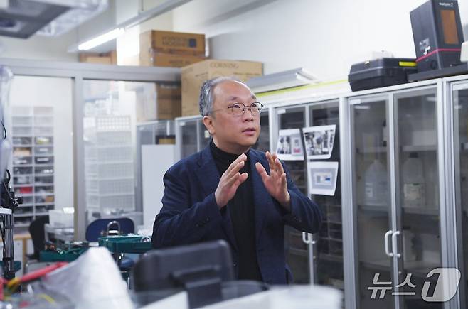 박찬흠 한림대학교춘천성심병원 이비인후과 교수가 강원도 춘천 한림대 내 연구실을 소개하는 모습.(한림대학교의료원 제공)