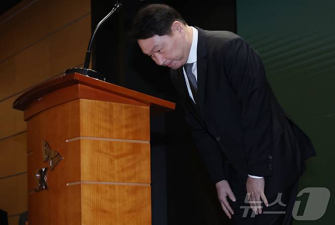 최태원 SK그룹 회장이 7일 오전 서울 중구 SK텔레콤 T타워 SUPEX홀에서 SK텔레콤의 해킹 사고와 관련해 대국민 사과를 하고 있다. (공동취재) 2025.5.7/뉴스1 ⓒ News1 박지혜 기자