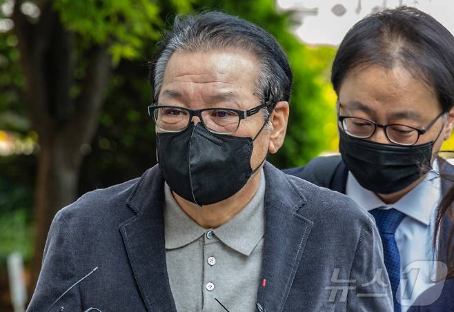 억대 불법 정치자금 수수 혐의로 불구속 기소된 무속인 '건진법사' 전성배씨가 12일 서울 양천구 서울남부지방법원에서 열린 두 번째 공판에 출석하고 있다. (공동취재) 2025.5.12/뉴스1 ⓒ News1 김도우 기자