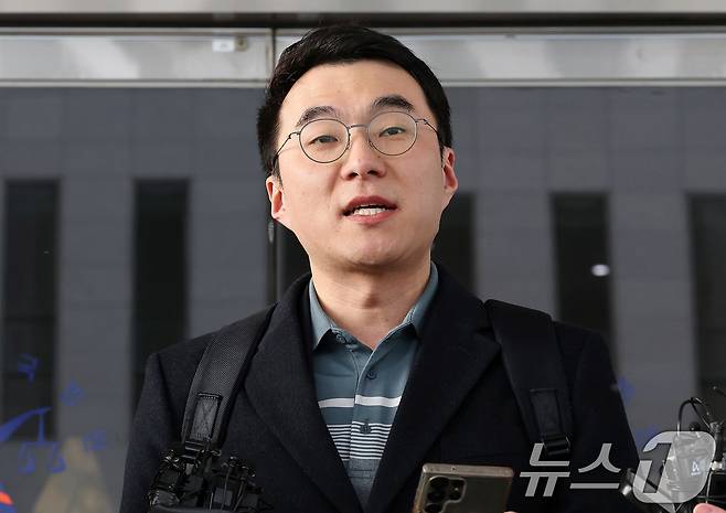 김남국 전 더불어민주당 의원이 10일 오후 서울 양천구 서울남부지방법원에서 열린 ‘허위 재산 신고' 관련 1심 선고를 마치고 나서며 입장을 발표하고 있다. 2025.2.10/뉴스1 ⓒ News1 박세연 기자