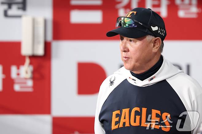 한화 김경문 감독이 11일 서울 구로구 고척스카이돔에서 열린 '2025 신한 SOL뱅크 KBO리그' 한화 이글스와 키움 히어로즈의 경기에서그라운드를 바라보고 있다. 2025.5.11/뉴스1 ⓒ News1 김성진 기자