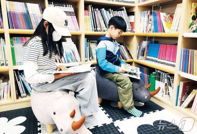경부고속도로 상행선(서울방향) 칠곡휴게소에 마련된 아이사랑 도서관에서 어린이들이 책을 읽고 있다. (칠곡군 제공) 뉴스1