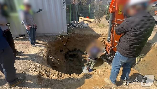 경북경찰이 구미에서 송유관 절도 일당을 검거하고 절도 현장을 확인하고 있다(경북경찰청 제공. 재판매 및 DB 금지)2025.5.12/뉴스1