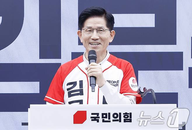 김문수 국민의힘 대통령 후보가 12일 오전 서울 여의도 중앙당사에서 열린 중앙선대위 임명장 수여식에서 인사말을 하고 있다. (공동취재) 2025.5.12/뉴스1 ⓒ News1 이광호 기자
