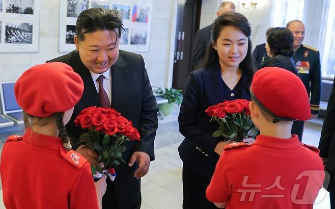 (평양 노동신문=뉴스1) = 북한 김정은 노동당 총비서가 지난 9일 러시아의 조국전쟁승리(전승절) 80주년을 기념해 딸 주애와 평양 주재 러시아대사관을 방문했다. [국내에서만 사용가능. 재배포 금지. DB 금지. For Use Only in the Republic of Korea. Redistribution Prohibited] rodongphoto@news1.kr