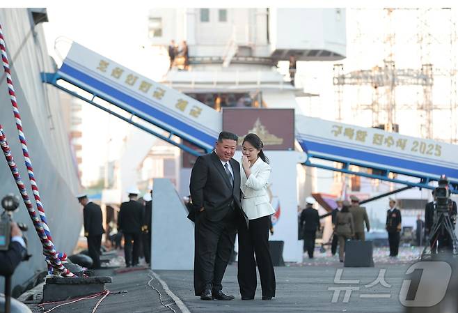 (평양 노동신문=뉴스1) = 북한 김정은 노동당 총비서와 딸 주애가 신형 구축함진수식에 참석한 모습.[국내에서만 사용가능. 재배포 금지. DB 금지. For Use Only in the Republic of Korea. Redistribution Prohibited] rodongphoto@news1.kr