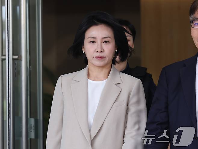 '공직선거법 위반' 혐의로 1심에서 벌금형을 선고받은 이재명 더불어민주당 대통령 후보의 부인 김혜경 여사가 12일 오후 경기 수원시 영통구 수원고등법원에서 열린 항소심 선고 공판을 마치고 나오고 있다. 2025.5.12/뉴스1 ⓒ News1 김영운 기자