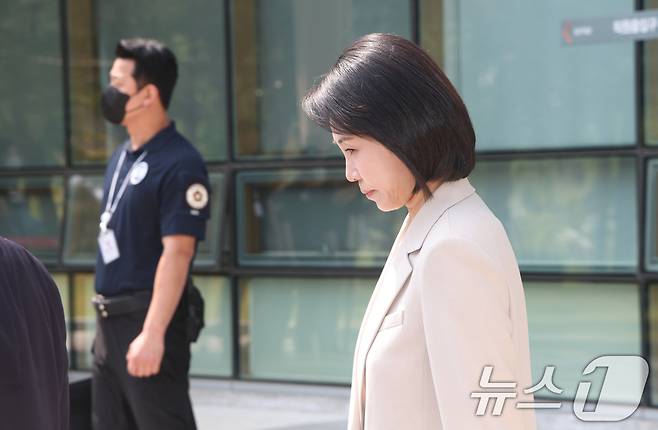 '공직선거법 위반' 혐의로 1심에서 벌금형을 선고받은 이재명 더불어민주당 대통령 후보의 부인 김혜경 여사가 12일 오후 경기 수원시 영통구 수원고등법원에서 열린 항소심 선고 공판을 마치고 나오고 있다.  2025.5.12/뉴스1 ⓒ News1 김영운 기자