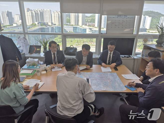 울산·부산·양산 3개 시도 실·국장은 12일 오후 기획재정부와 국토교통부를 방문해 광역철도의 예비타당성 조사 통과를 건의했다.(울산시 제공. 재판매 및 DB 금지) /뉴스1
