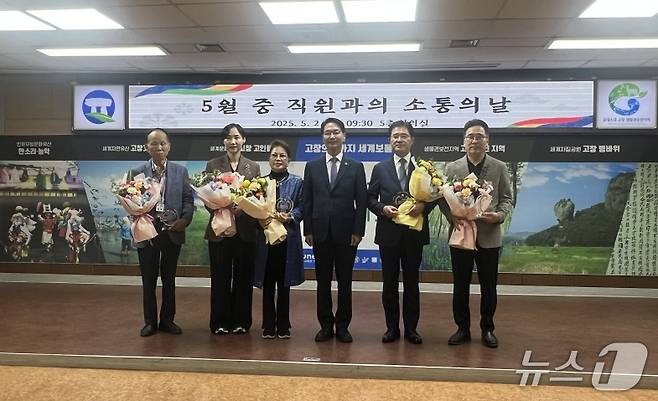 고창군은 지방세를 성실히 납부해 건전한 납세문화 정착에 기여한 지역 유공납세자에게 표창패를 전했다.(고창군 제공, 재판매 및 DB금지)