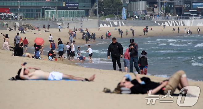 초여름 날씨를 보인 12일 오후 부산 해운대해수욕장을 찾은 관광객, 어린이 등이 물놀이를 즐기고 있다. 2025.5.12/뉴스1 ⓒ News1 윤일지 기자