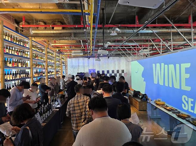 하이트진로가 12일 서울 마포구의 한 와인바에서 와인 사업자 대상 B2B 시음회를 진행했다. 메종 르로아 부르고뉴 플뢰르 드 비뉴를 시음하기 위해 참가자들이 줄을 서 있다. ⓒ News1 이형진 기자