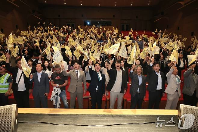 (사)고창동학농민혁명기념사업회 주관으로 황현필 강사 초청 특강이 12일 고창문화의전당에서 개최됐다. 특강에 앞서 참석자들이 동학농민혁명 제131주년을 맞아 무장기포의 역사적 의의를 되새기는 퍼포먼스를 하고있다.(고창군 제공, 재판매 및 DB금지)
