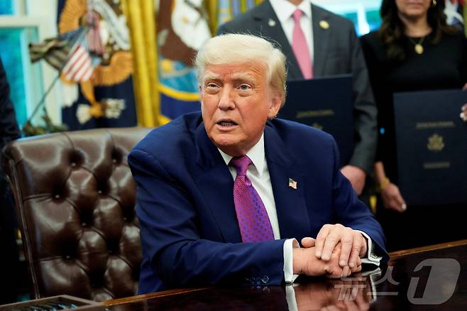 도널드 트럼프 미국 대통령이 지난 9일(현지시간) 미국 워싱턴DC 백악관 집무실에서 기자들의 질문에 답하고 있다. 2025.05.09 ⓒ 로이터=뉴스1 ⓒ News1 류정민 특파원
