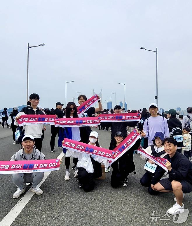 '2025 다이아몬드브리지 국제걷기축제'에 참가한 부산 북구 '청렴북이'. (부산 북구 제공. 재판매 및 DB 금지)