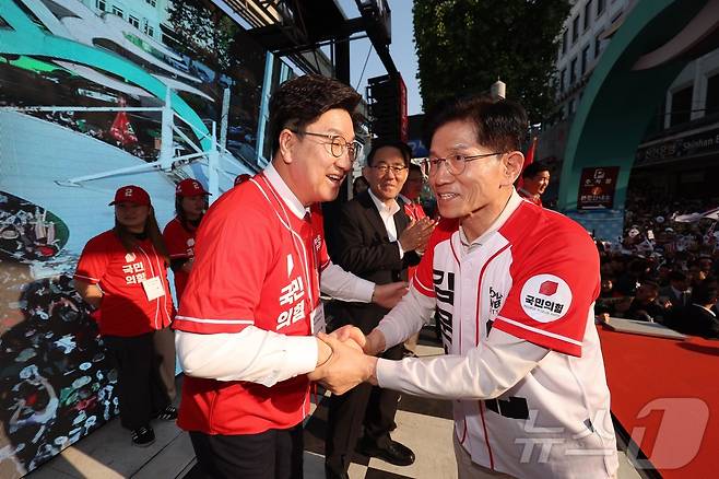 김문수 국민의힘 대통령 후보가 제21대 대통령 선거 공식 선거운동 첫 날인 12일 대구 중구 서문시장에서 권성동 공동선대위원장과 인사하고 있다. (공동취재) 2025.5.12/뉴스1 ⓒ News1 김민지 기자