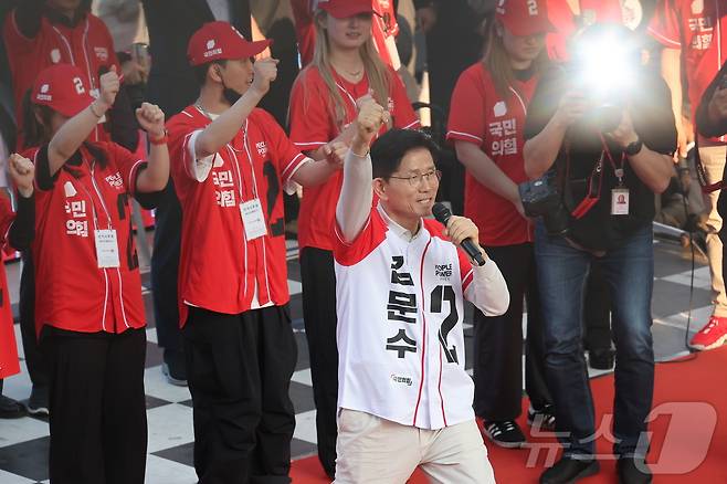 김문수 국민의힘 대통령 후보가 제21대 대통령 선거 공식 선거운동 첫 날인 12일 대구 중구 서문시장에서 지지를 호소하고 있다. (공동취재) 2025.5.12/뉴스1 ⓒ News1 김민지 기자