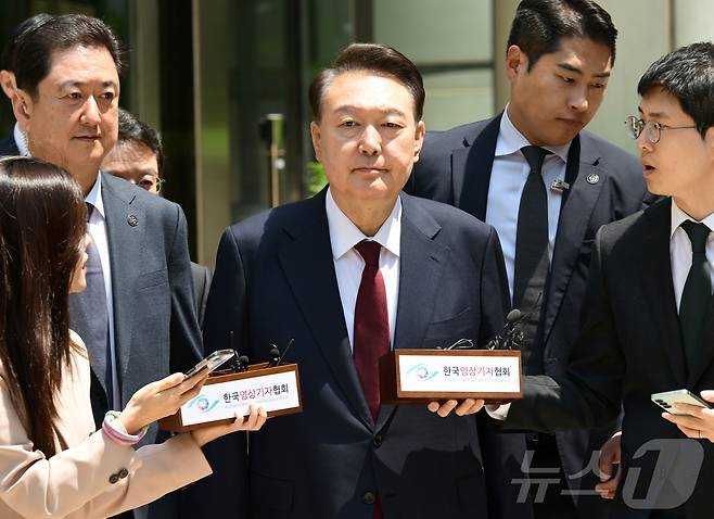 12·3 비상계엄 사태와 관련해 내란 우두머리 혐의 등으로 기소된 윤석열 전 대통령이 12일 서울 서초구 서울중앙지방법원에서 열린 3차 공판에서 오전 공판을 마치고 법원을 나서고 있다. 2025.5.12/뉴스1 ⓒ News1 사진공동취재단