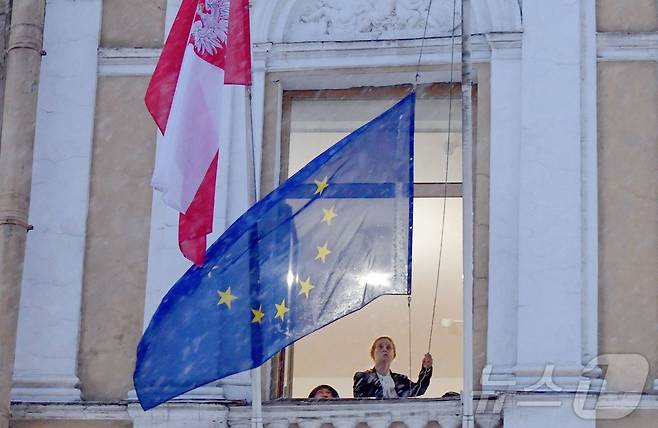 지난 1월8일 폴란드가 포즈난 러시아 영사관을 폐쇄하자 러시아도 상트페테르부르크의 폴란드 영사관을 폐쇄했다. 영사관의 폴란드 직원들이 폴란드 깃발을 내리는 모습이다. 2024.01.08ⓒ AFP=뉴스1