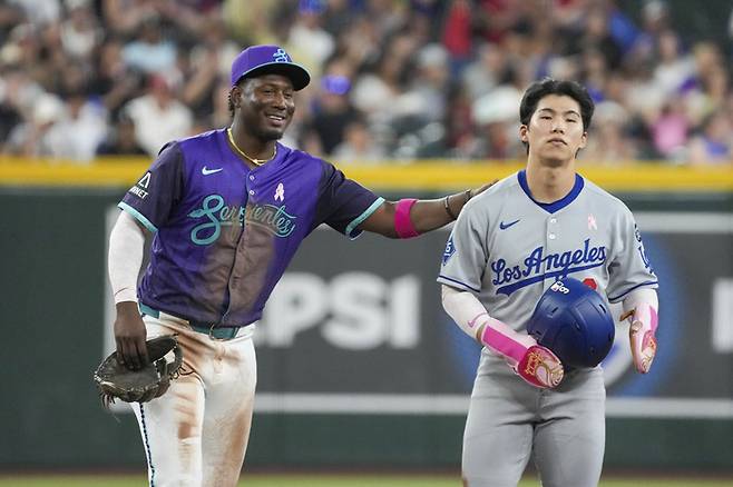 김혜성이 12일(한국시간) 미국 애리조나주 피닉스 체이스 필드에서 열린 2025 메이저리그(ML) 애리조나전 6회초 비디오 판독으로 2루타가 무산돼 아쉬워하고 있다. 사진 | AP 연합뉴스