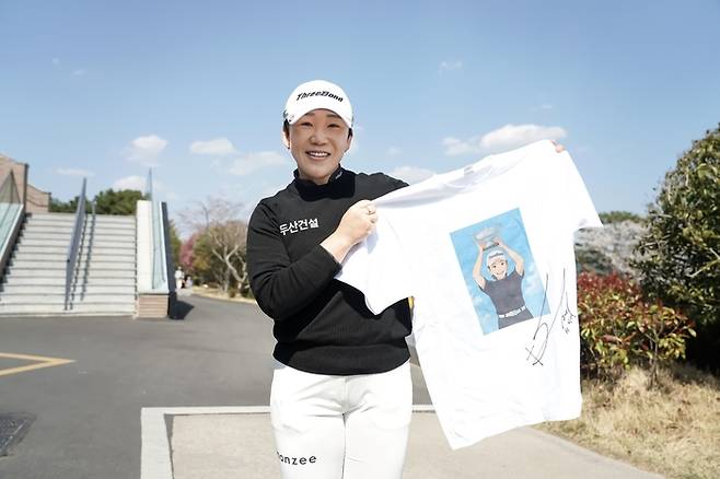 신지애가 올해 KLPGA투어 국내 개막전 ‘두산건설 We’ve 챔피언십’에서 자신의 모습이 프린팅된 티셔츠를 들어보이고 있다. 사진 | 두산건설