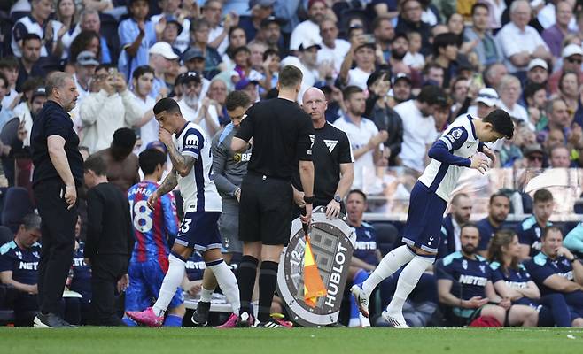 손흥민(오른쪽에서 첫 번째)이 크리스탈 팰리스전에서 교체 투입되고 있다. 사진 | 런던=AP연합뉴스
