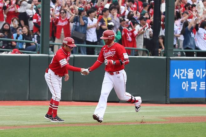 SSG 최정이 5일 사직구장에서 열린 2025 KBO리그 롯데전에서 홈런을 날린 후 베이스를 돌고 있다. 사진 | SSG 랜더스