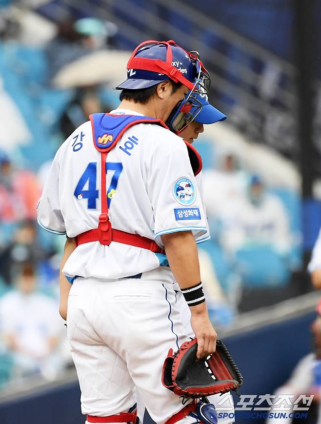 2사 1.3루 실점 위기의 순간 마운드를 찾은 포수 강민호는 루키 배찬승의 어깨를 주무르며 힘을 실어줬다. 대구=박재만 기자 pjm@sportschosun.com