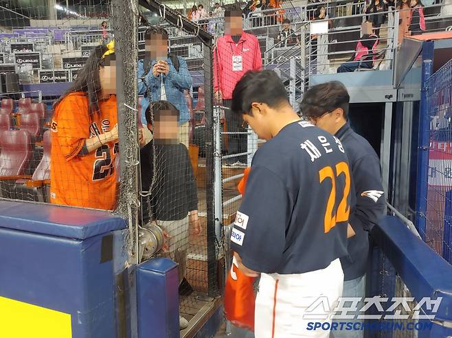 한화 채은성이 10일 고척 키움전 승리 후 팬들에게 사인을 해주고 있다. 한동훈 기자