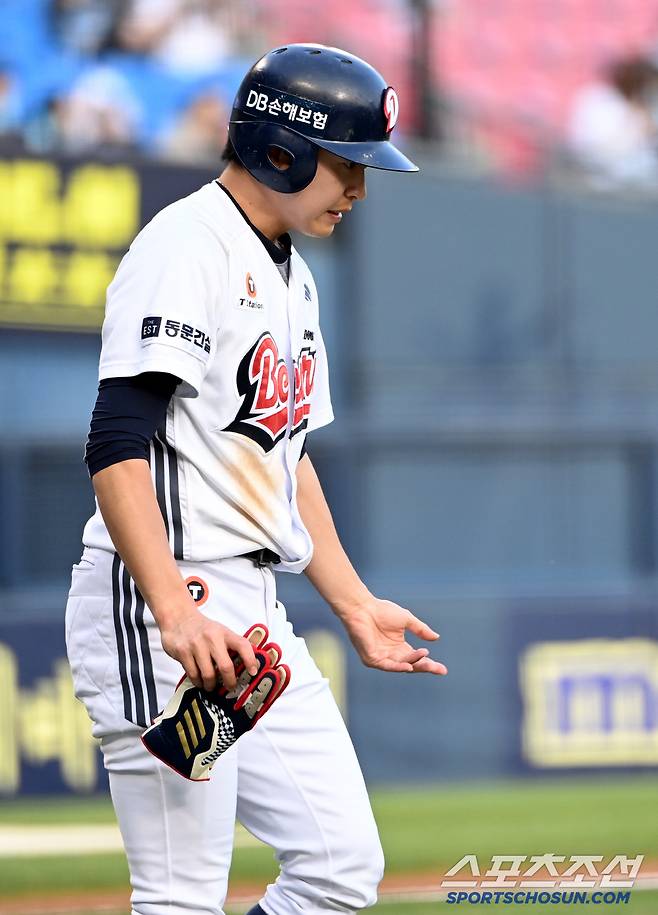 고통을 이겨내며 1루로