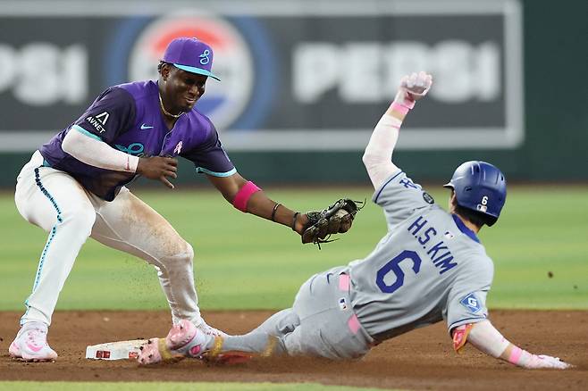 김혜성이 6회초 무사 1루서 우중간 안타를 치고 1루를 돌아 2루로 슬라이딩해 들어가고 있다. AFP연합뉴스