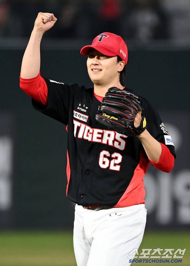 9일 부산 사직야구장에서 열린 KIA와 롯데의 경기, 9회말 2사 2,3루의 위기를 넘겨 승리를 지킨 KIA 정해영이 주먹을 불끈 쥐며 미소짓고 있다. 부산=허상욱 기자wook@sportschosun.com/2025.04.09/