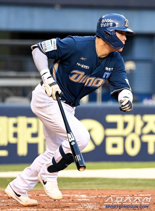 11일 잠실야구장에서 열린 NC와 두산의 더블헤더 2차전, 3회초 2사 만루 NC 박세혁이 2타점 적시타를 치고 있다. 잠실=허상욱 기자wook@sportschosun.com/2025.05.11/